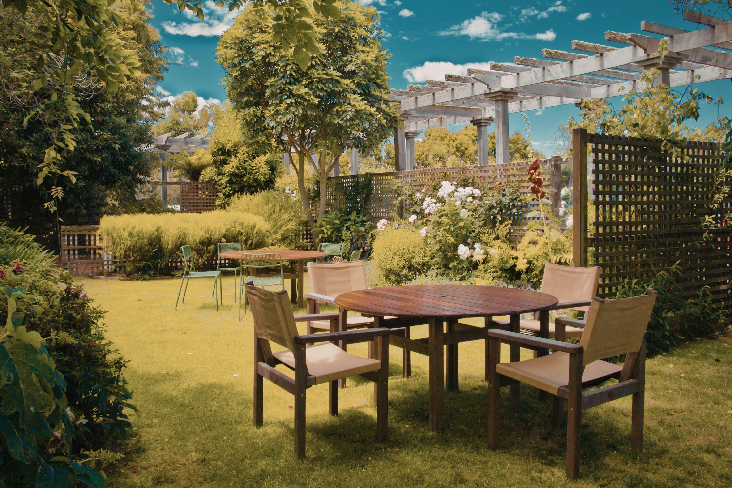 Why You Shouldn’t Buy Garden Furniture Online