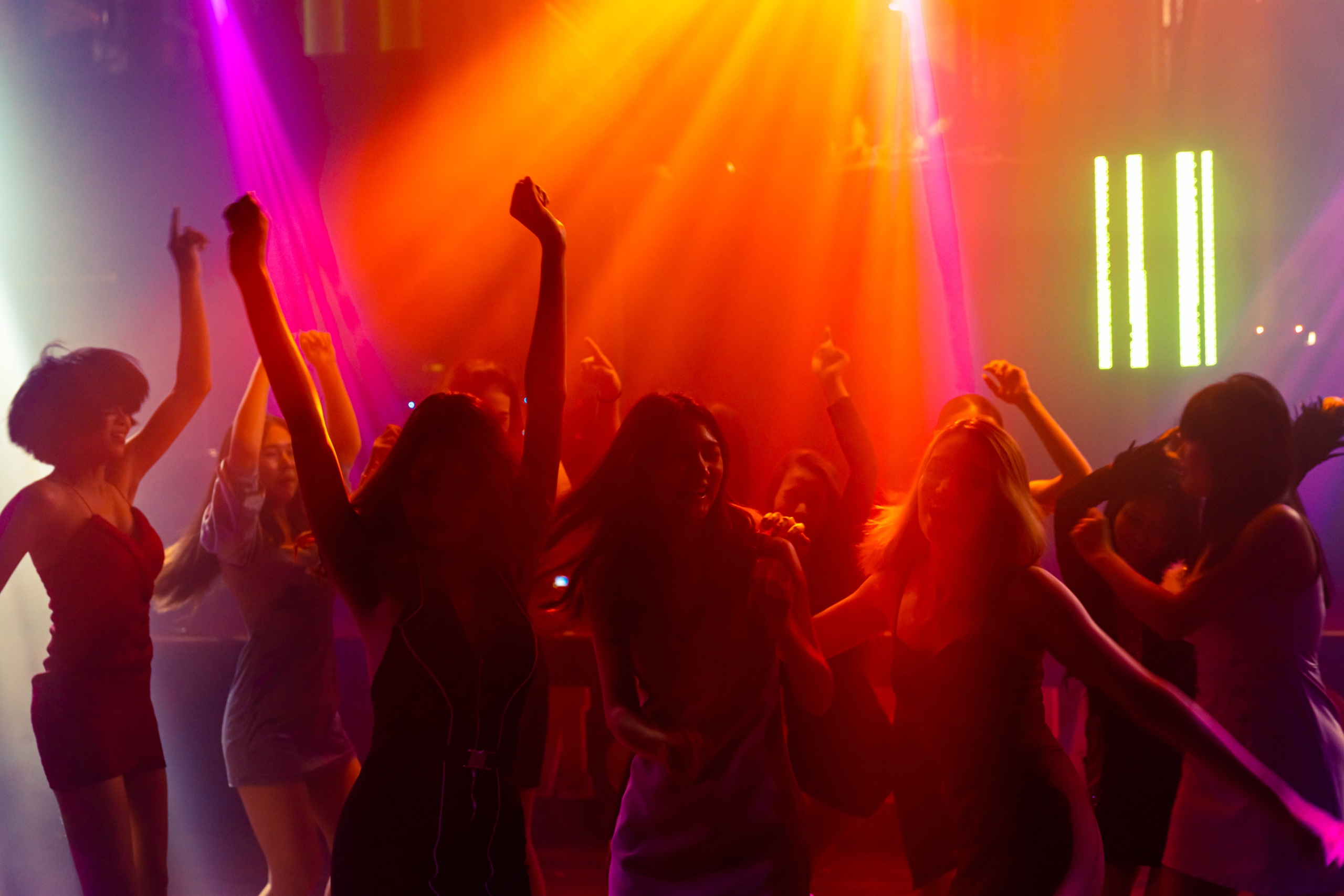 왜 사람들이 호스티스 바에 가는가.